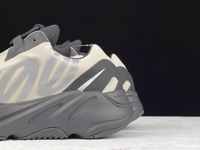 Adidas 700 Bone Yeezy FY3729 Boost MNVN 0528